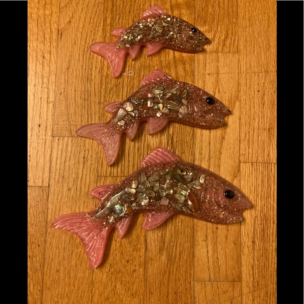 3 pink plastic fish-wall decor